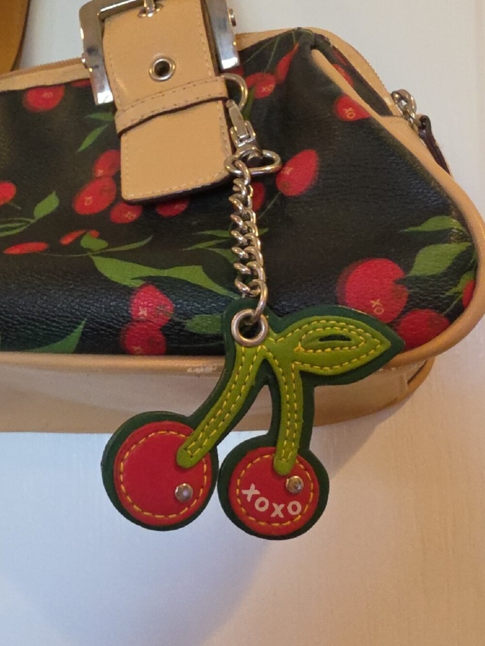 12x6x5" XOXO BRAND, Cherry Print Black & Tan Shoulder Bag W CHAIN ACCENT - Picture 4 of 8